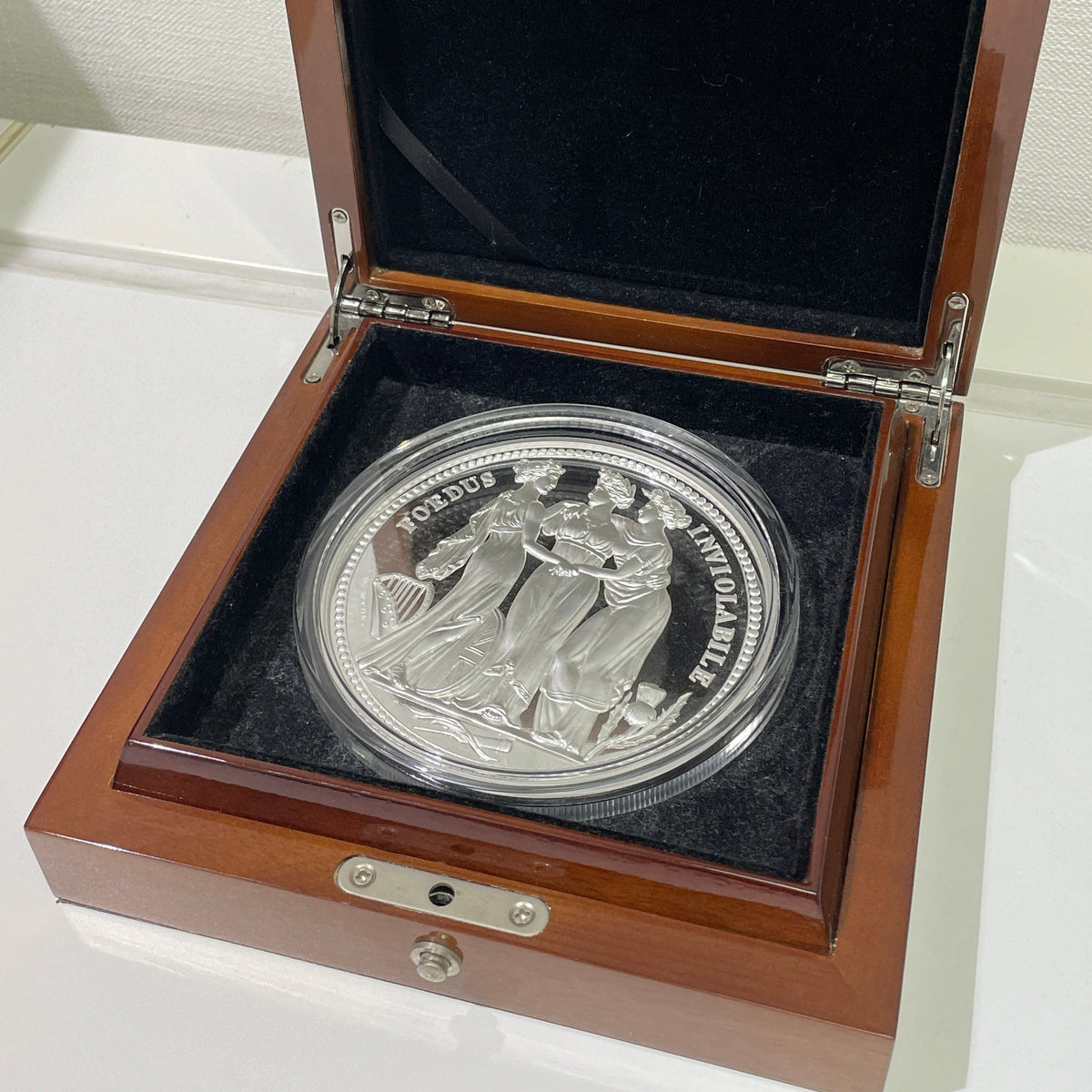 2020年 オルダニー スリー・グレイセス 1キロプルーフ銀貨 未鑑定